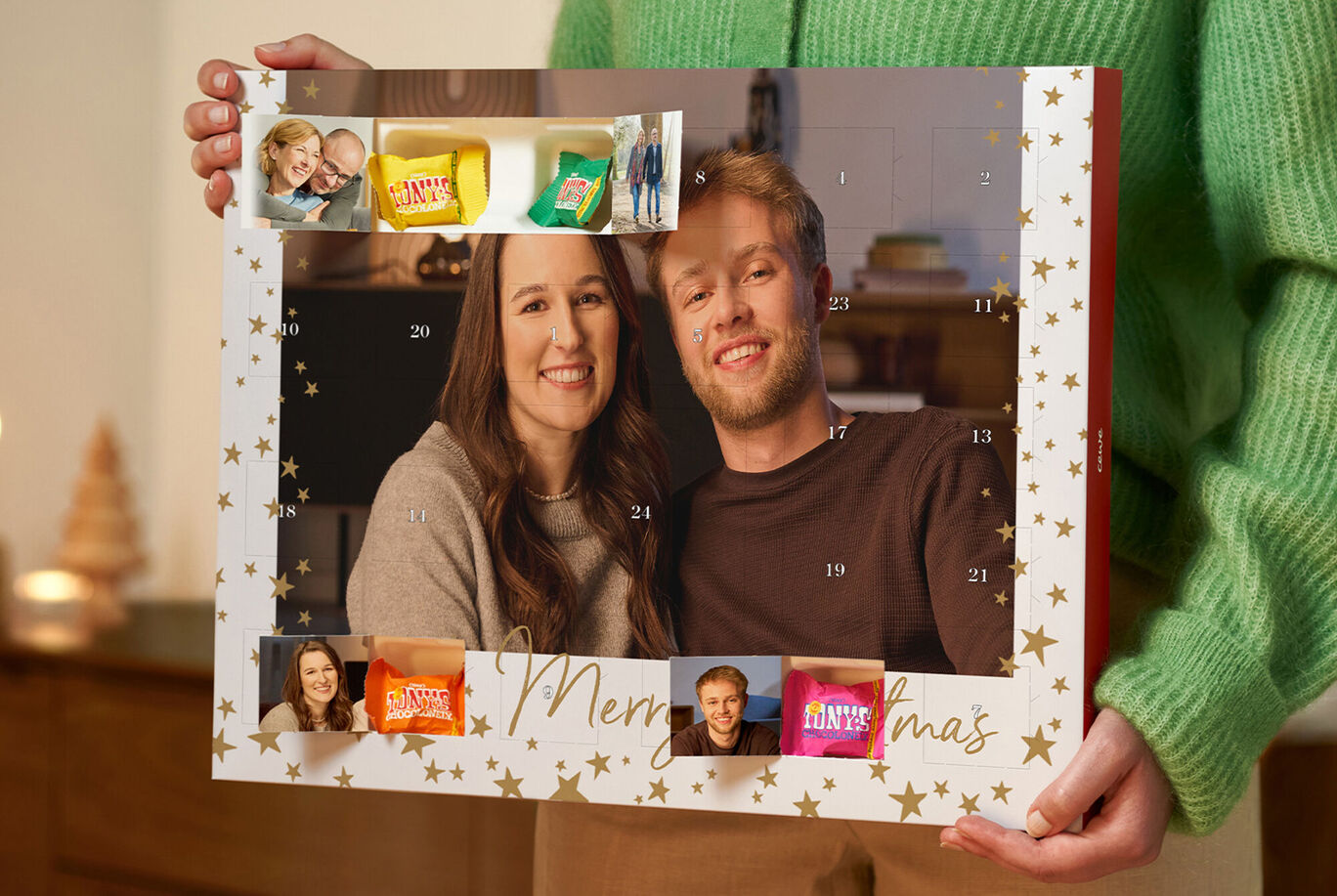 Ett par håller en fantasifull adventskalender med kärleksfulla motiv och överraskningar.