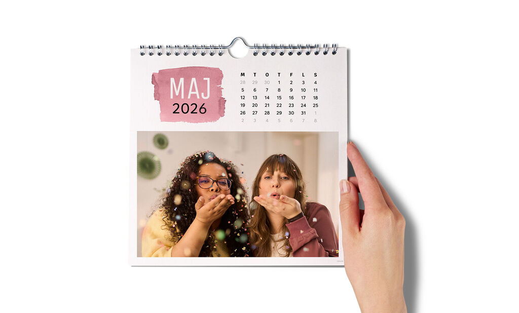 Kvadratisk väggkalender (21x21 cm) med egna bilder