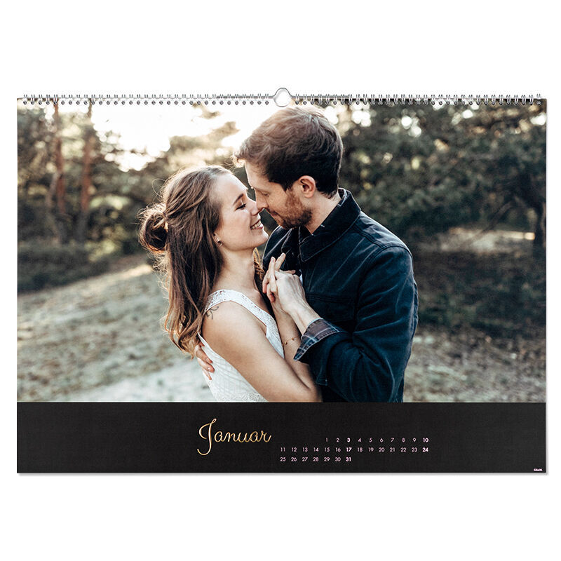 Väggkalender med effektlack i guld A2