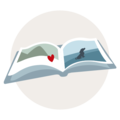 Öppen CEWE fotobok med älskat hjärtmotiv och bergslandskap.
