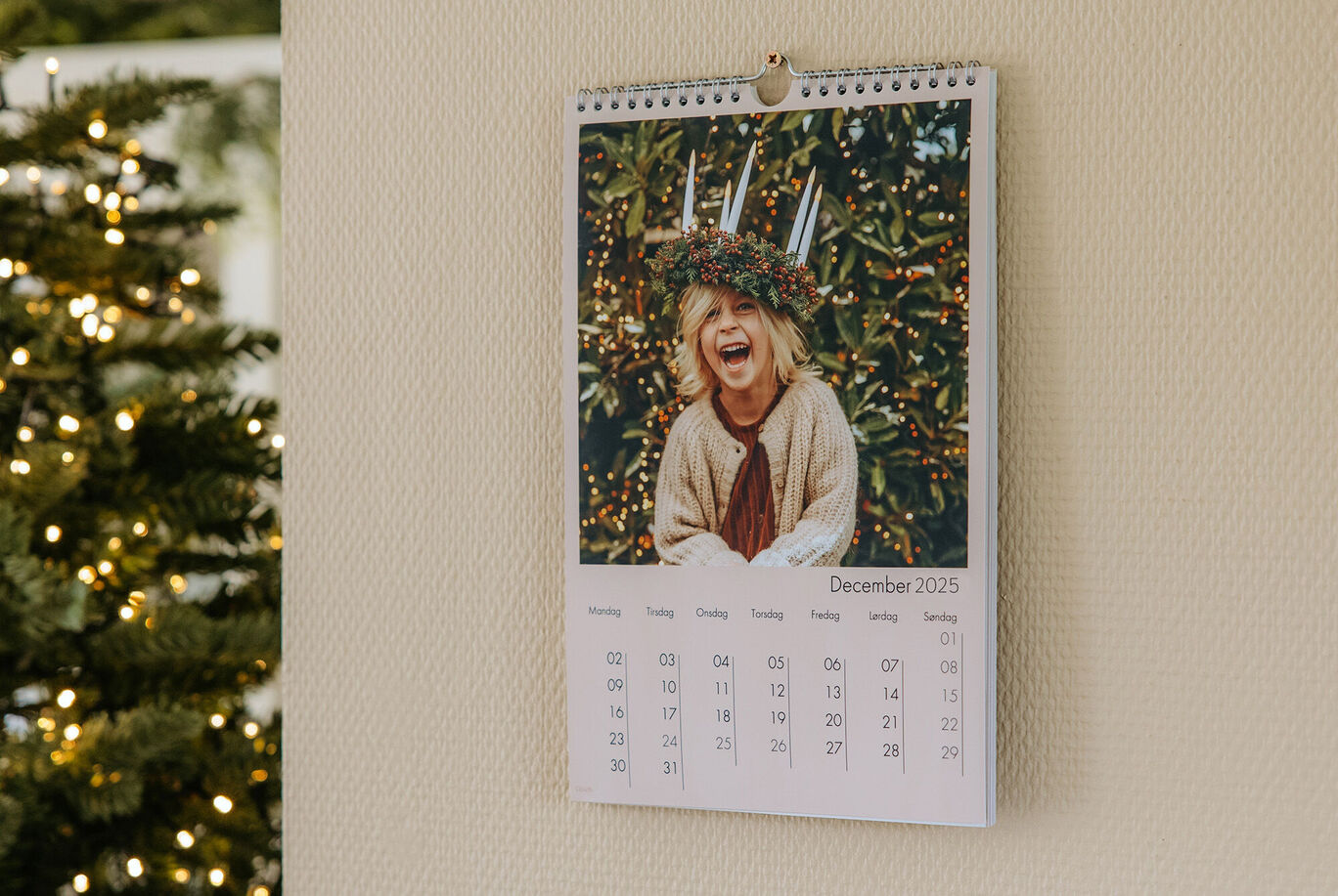 En dekorativ väggkalender med festligt motiv och datum.