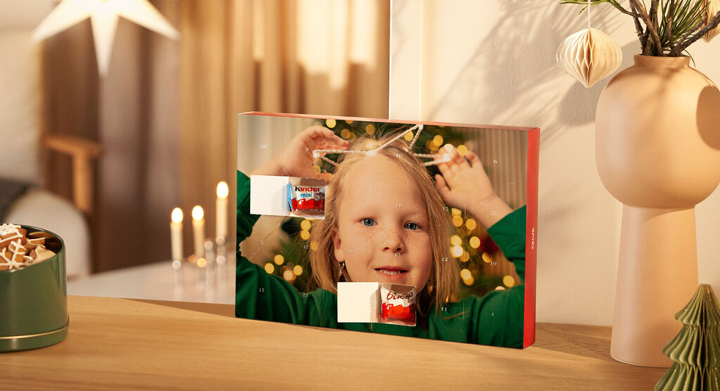 Ett barn med ett julklapp som det ser på med glädje